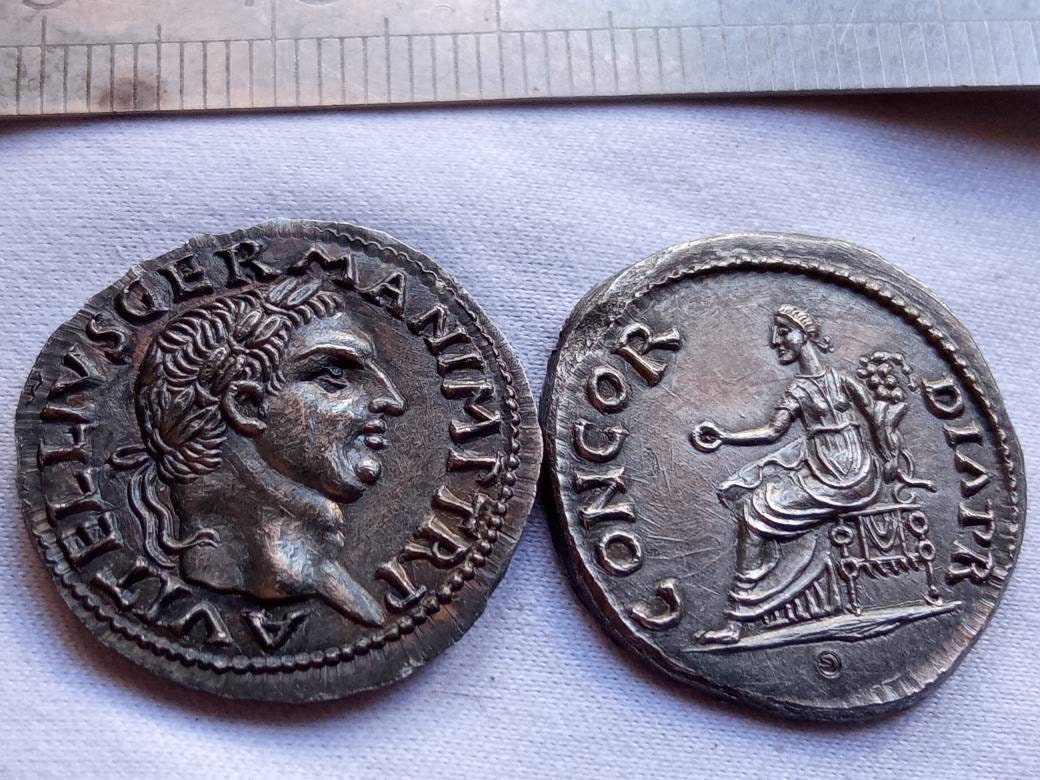 reproductions de monnaies antiques Vitellius denier gravure à la main au burin et marteau denarii monnaie coin Denarius