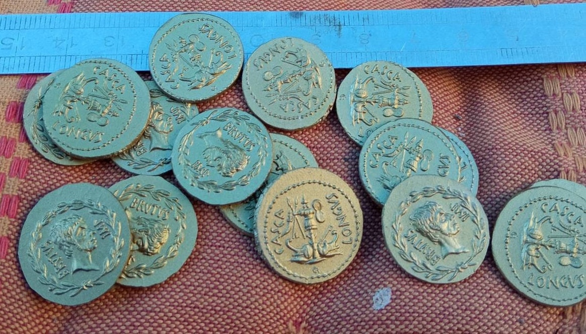 reproductions de monnaies antiques gravure à la main au burin et marteau Aureus de Brutus reproduction denarii monnaie coin Denarius – Image 2