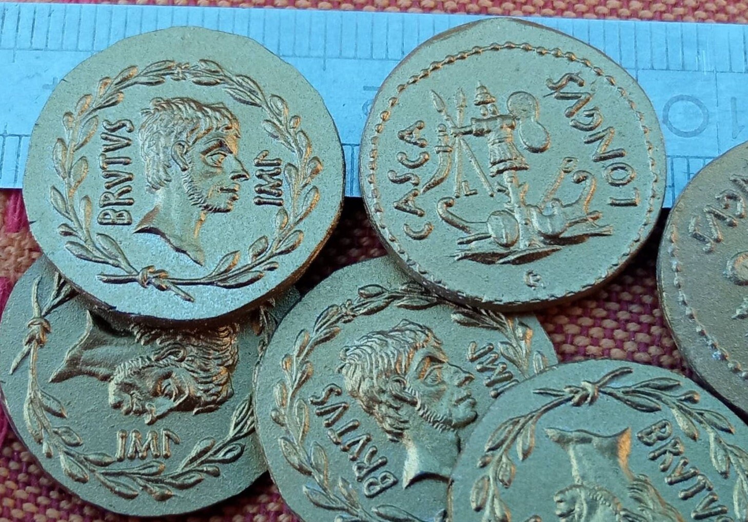 reproductions de monnaies antiques gravure à la main au burin et marteau Aureus de Brutus reproduction denarii monnaie coin Denarius