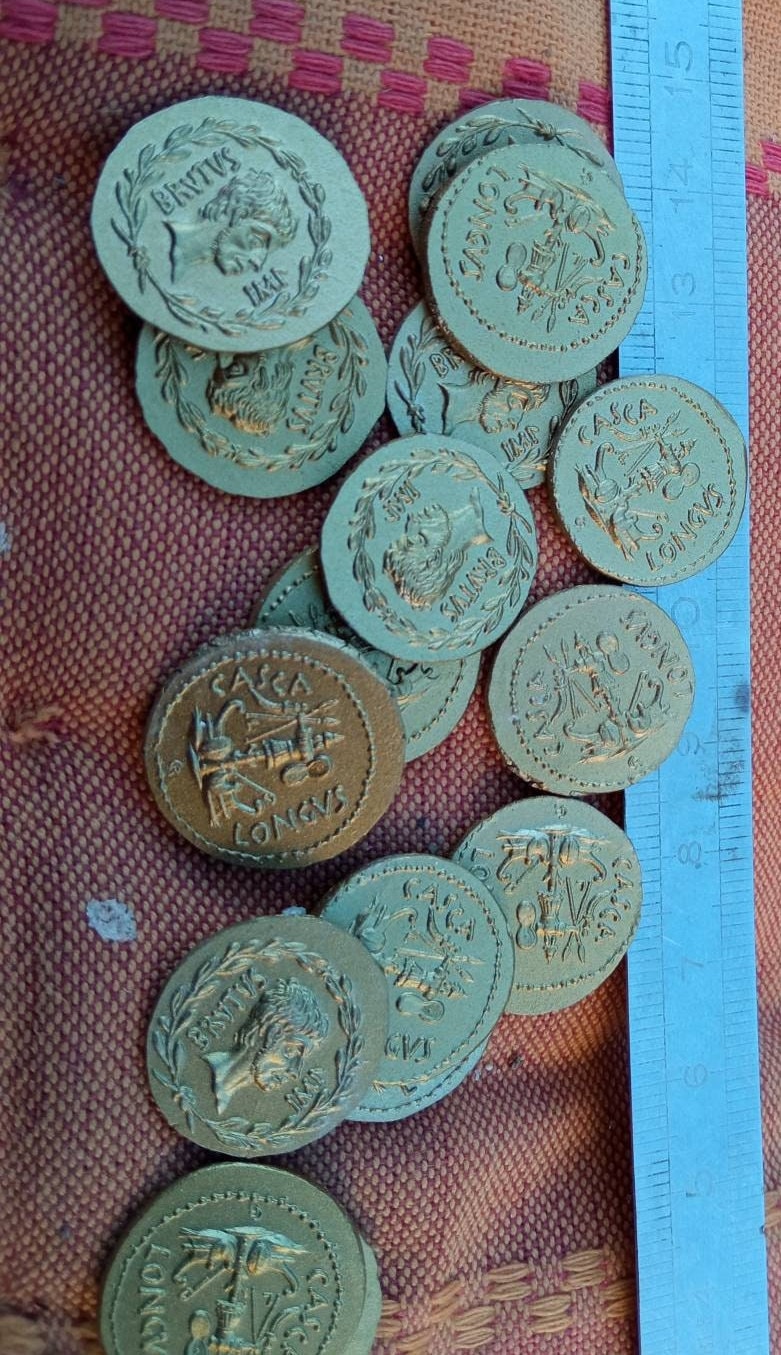 reproductions de monnaies antiques gravure à la main au burin et marteau Aureus de Brutus reproduction denarii monnaie coin Denarius – Image 3