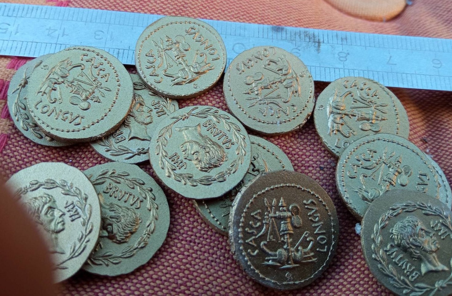reproductions de monnaies antiques gravure à la main au burin et marteau Aureus de Brutus reproduction denarii monnaie coin Denarius – Image 4