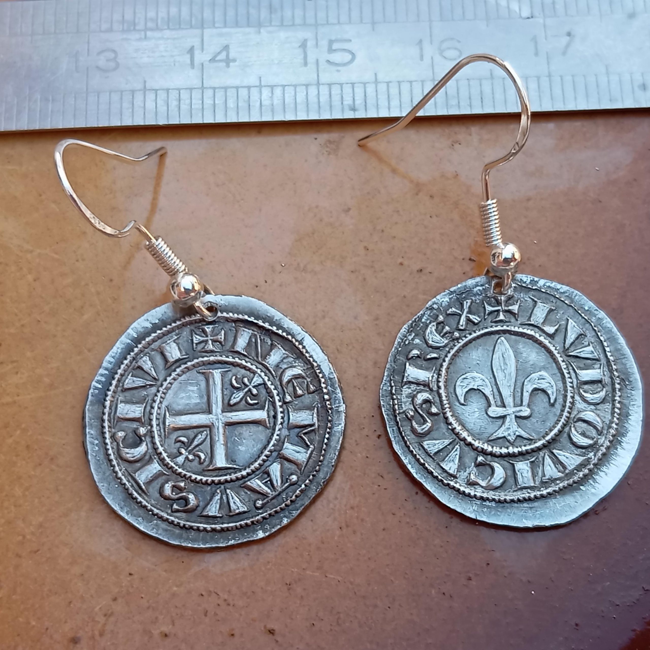 2 boucles d'oreilles Denier de Nîmes Saint Louis IX Templiers Croiser Croisé reproduction denarii monnaie coin crochet argent 925 – Image 2