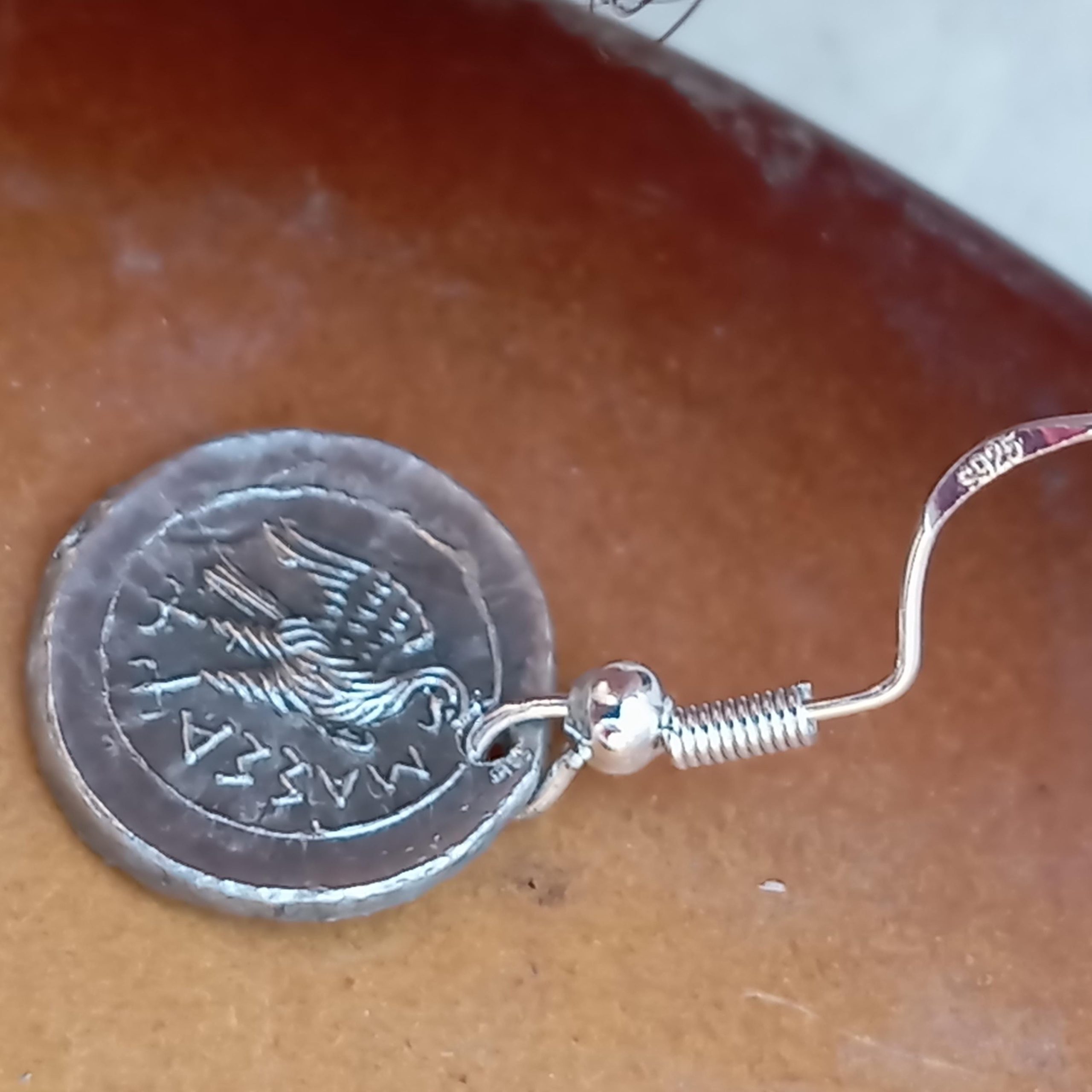 2 Boucles d'oreilles crochet argent 925 reproductions de monnaie grecque antiques Diobole à la tête d’Athéna et à l’aigle MARSEILLE MAZZA – Image 4
