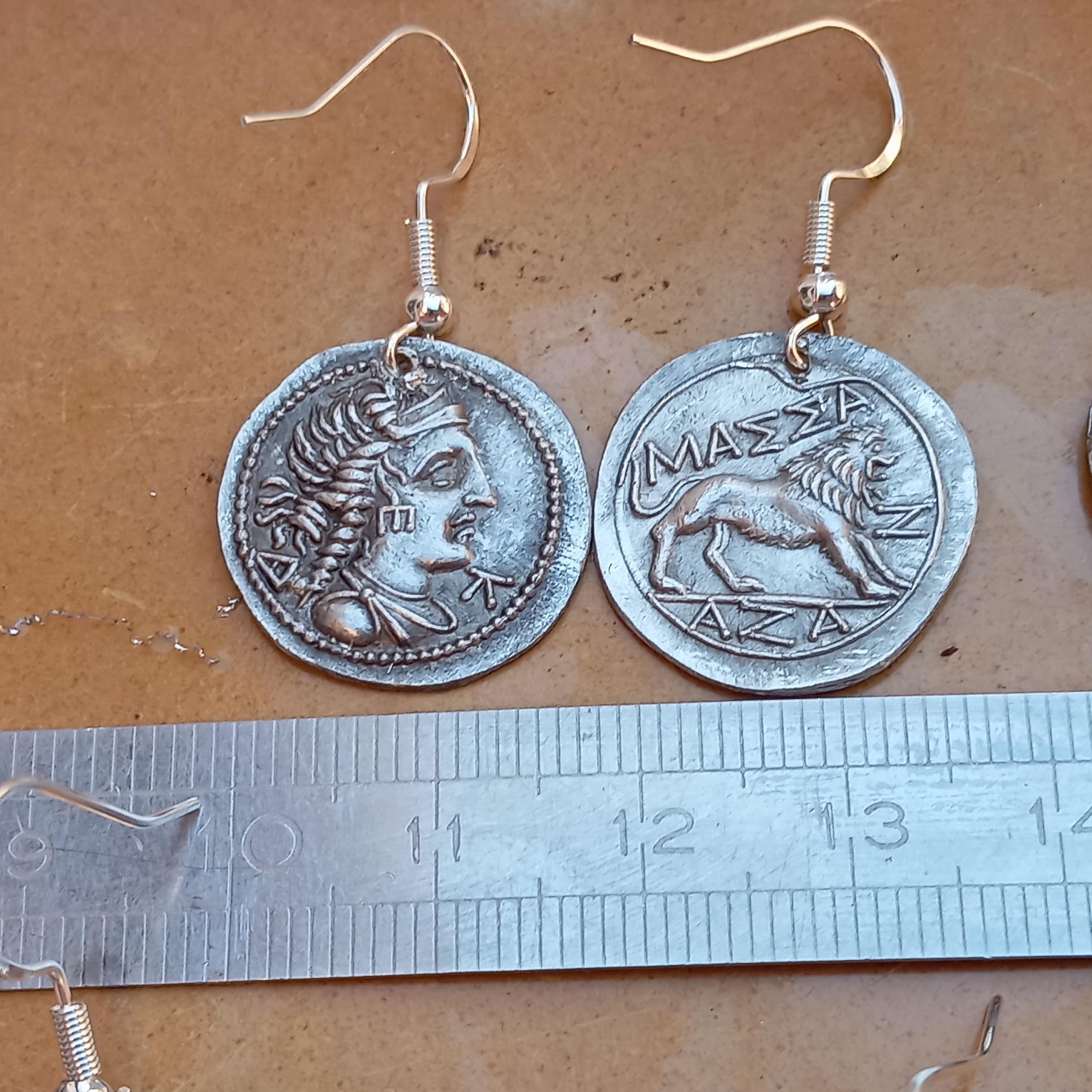 2 boucles d'oreilles reproductions de monnaie grecque antiques denarii monnaie coin Denarius DRACHME MARSEILLE MAZZA crochet argent 925 – Image 2