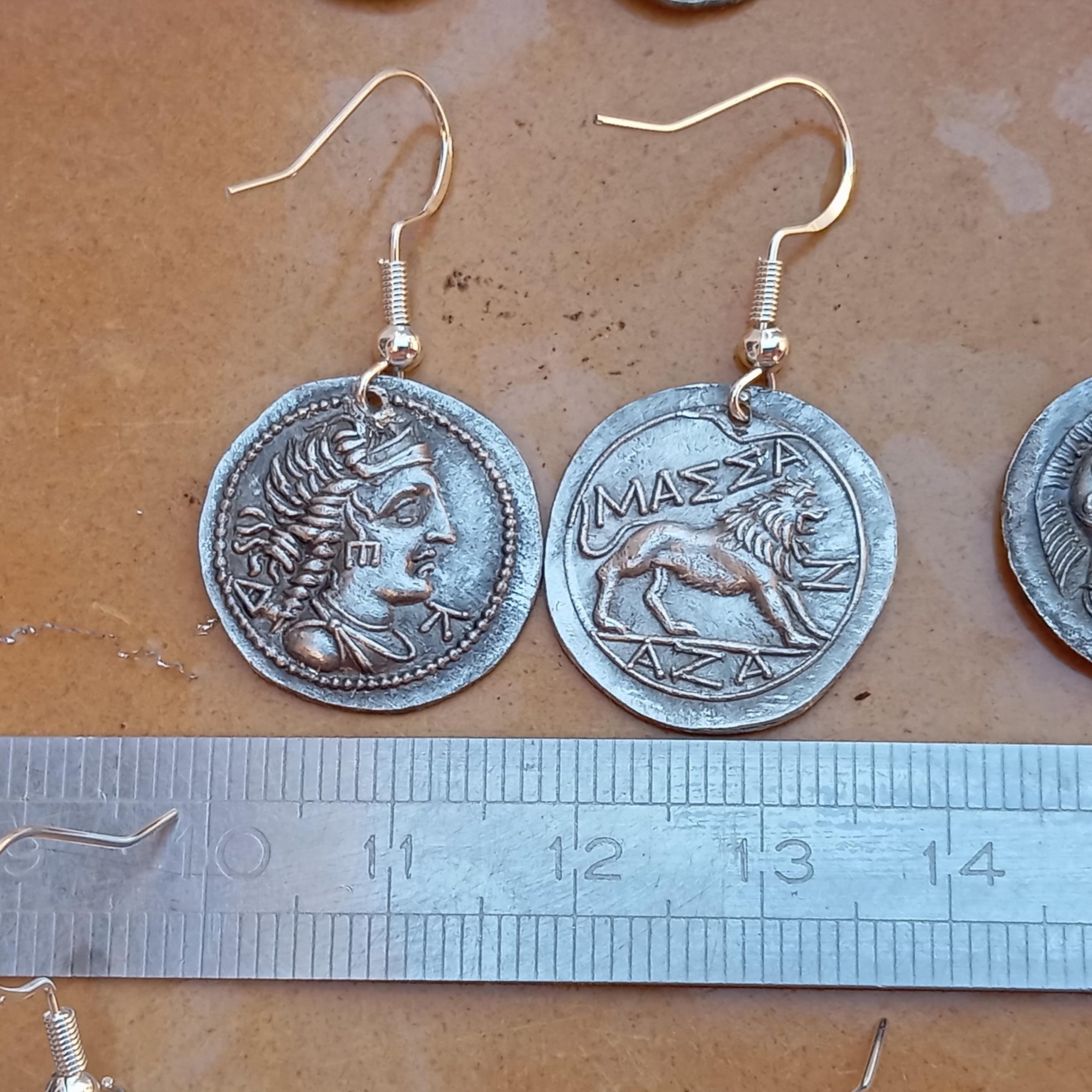 2 boucles d'oreilles reproductions de monnaie grecque antiques denarii monnaie coin Denarius DRACHME MARSEILLE MAZZA crochet argent 925 – Image 3