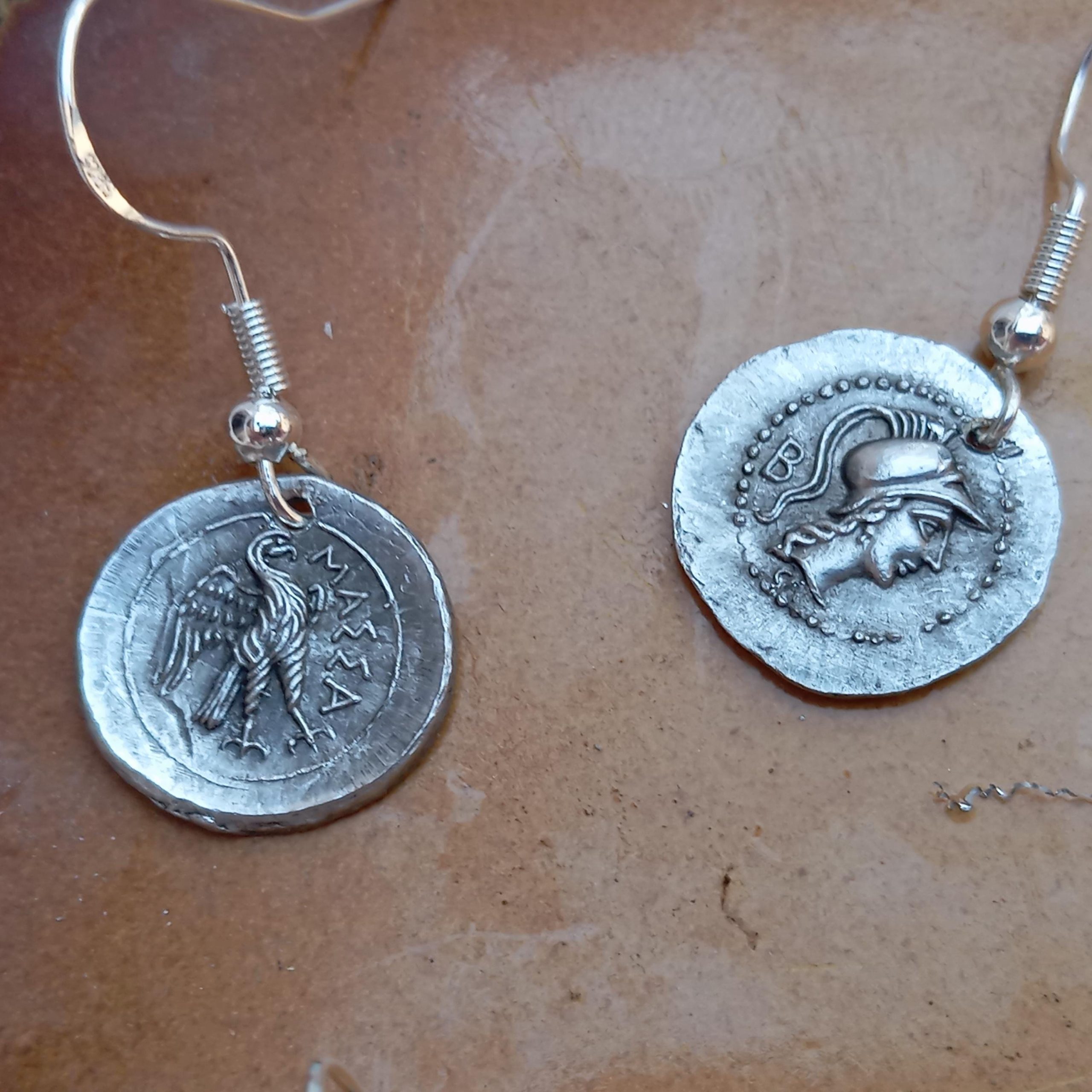 2 Boucles d'oreilles crochet argent 925 reproductions de monnaie grecque antiques Diobole à la tête d’Athéna et à l’aigle MARSEILLE MAZZA – Image 3