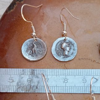 2 Boucles d'oreilles crochet argent 925 reproductions de monnaie grecque antiques Diobole à la tête d’Athéna et à l’aigle MARSEILLE MAZZA