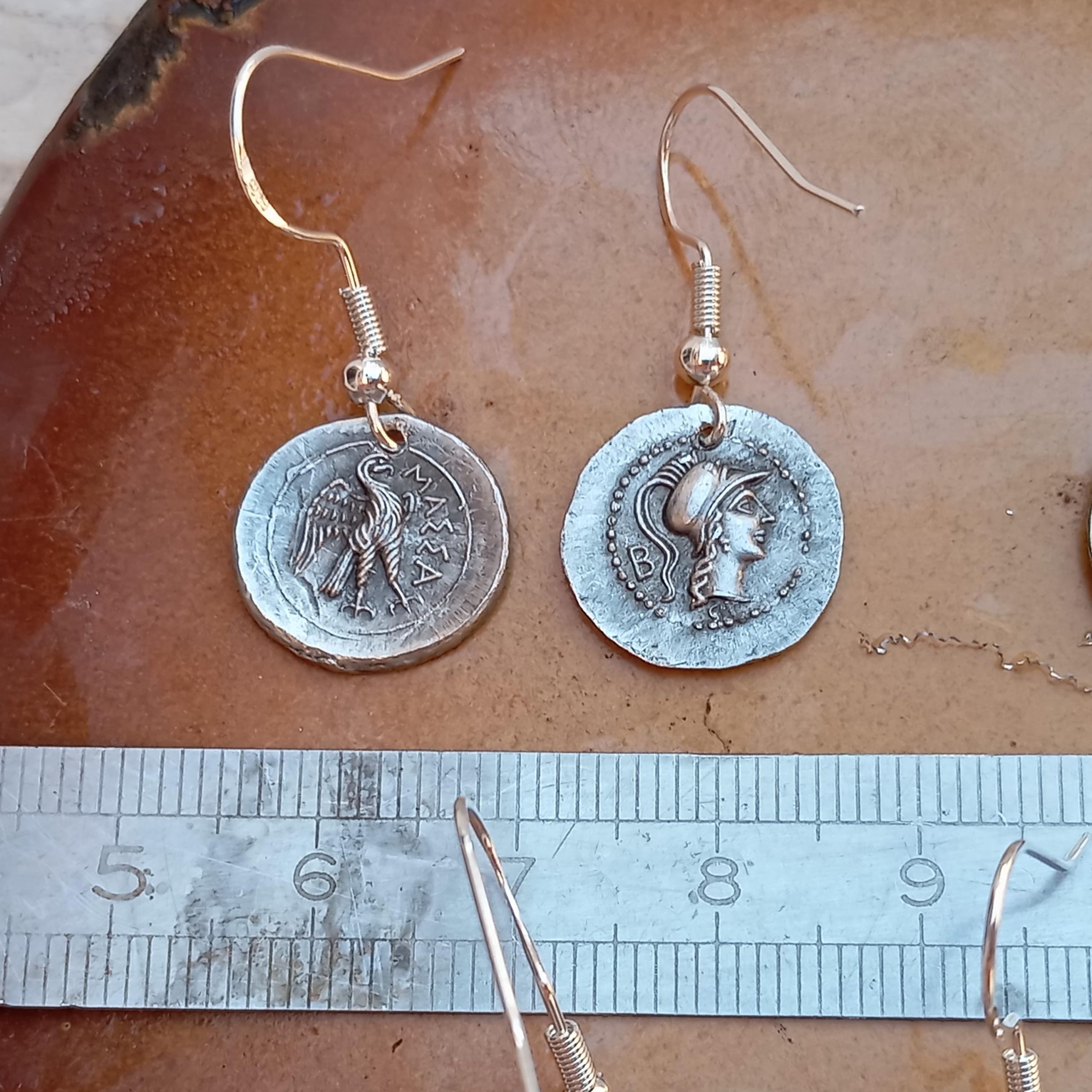 2 Boucles d'oreilles crochet argent 925 reproductions de monnaie grecque antiques Diobole à la tête d’Athéna et à l’aigle MARSEILLE MAZZA