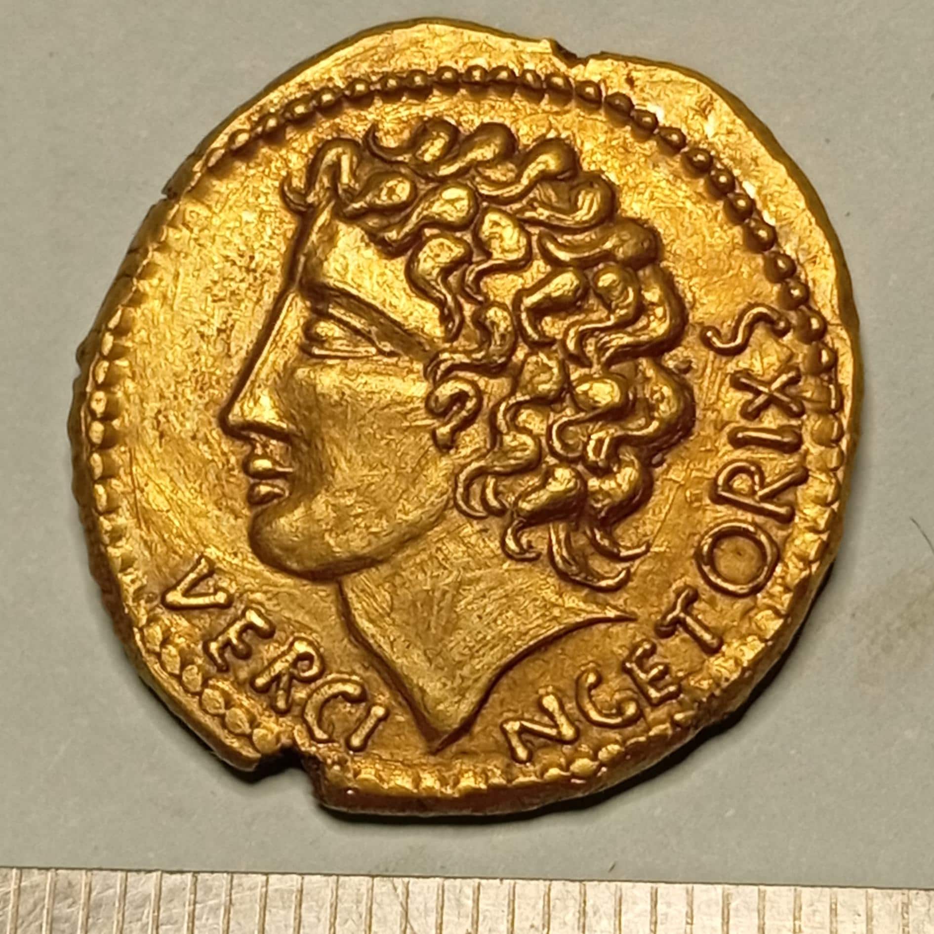 reproductions de monnaies antiques gravure à la main au burin et marteau statère gaulois de Vercingétorix denarii monnaie coin Denarius