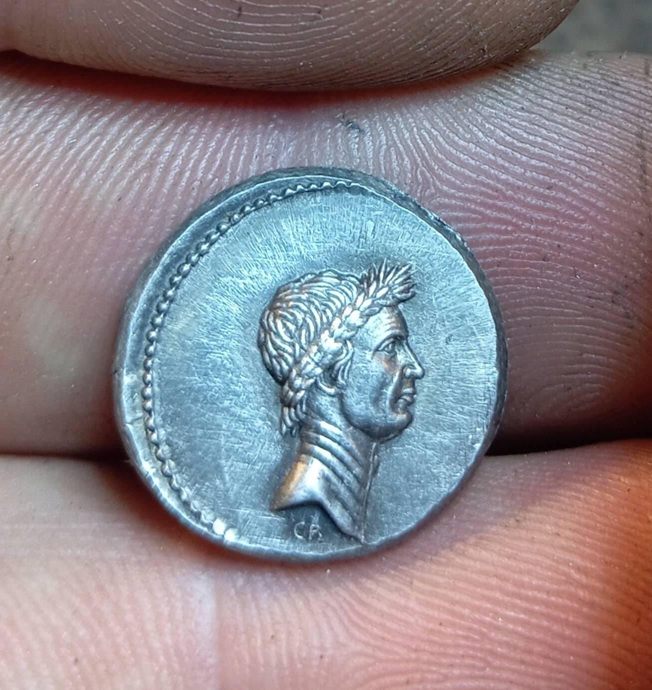 reproductions de monnaies antiques Jules caesar denier gravure à la main au burin et marteau denarii monnaie coin Denarius Jules césar