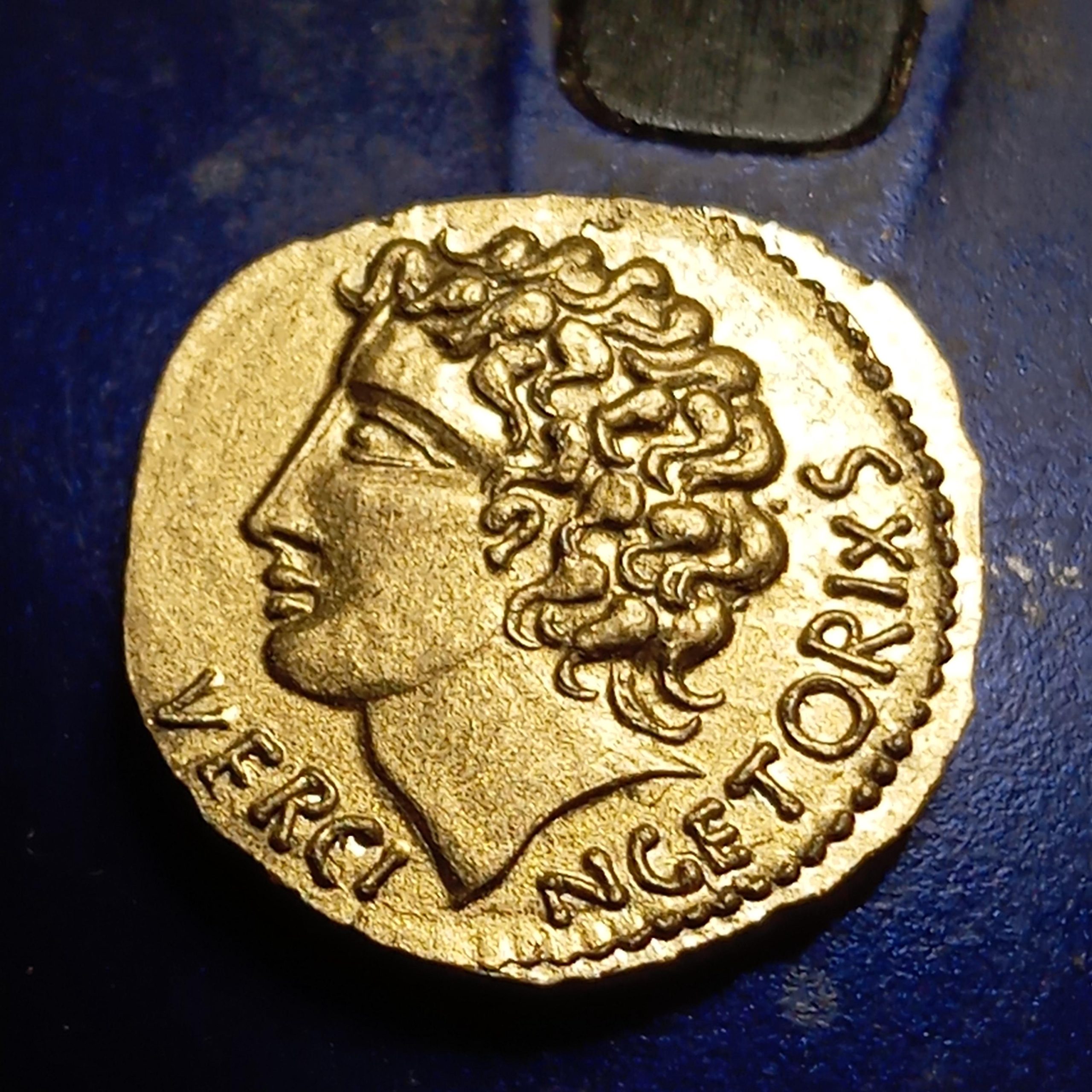 reproductions de monnaies antiques gravure à la main au burin et marteau statère gaulois de Vercingétorix denarii monnaie coin Denarius – Image 3