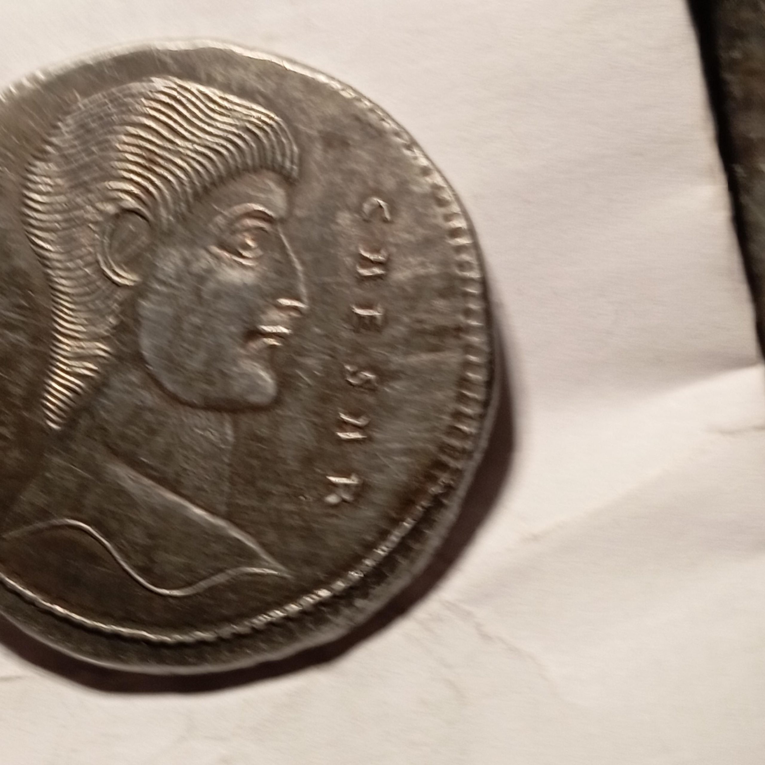 Médaillon de Constantin II à la couronne XX – Reproduction romaine artisanale en étain plaqué argent – Gravée et frappée à la main – Image 7
