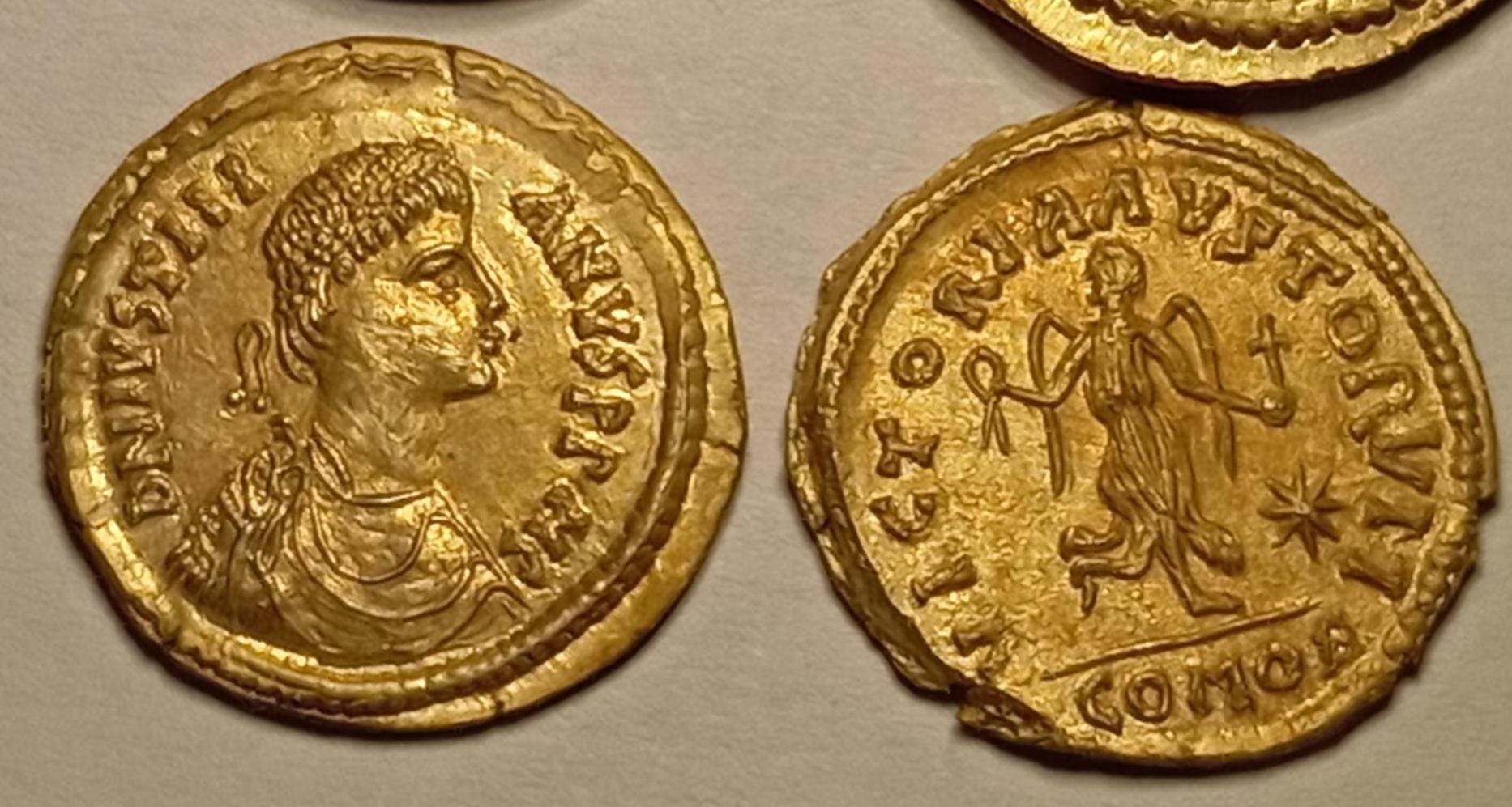 Reproduction Tremissis Vitigès 536–539 – au nom de Justinien Ier – monnaie byzantine en étain doré – gravée et frappée à la main – Image 5