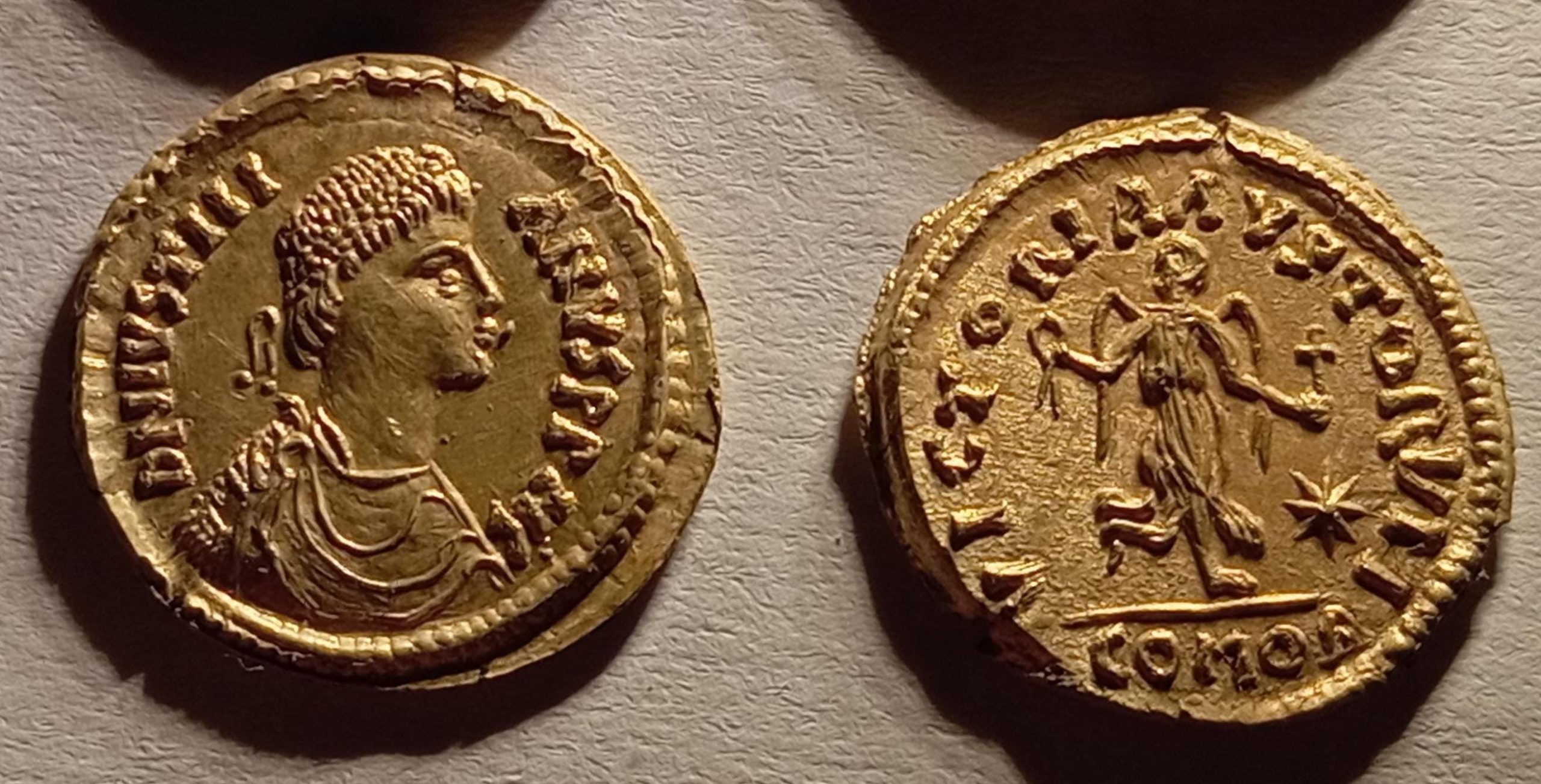 Reproduction Tremissis Vitigès 536–539 – au nom de Justinien Ier – monnaie byzantine en étain doré – gravée et frappée à la main – Image 6