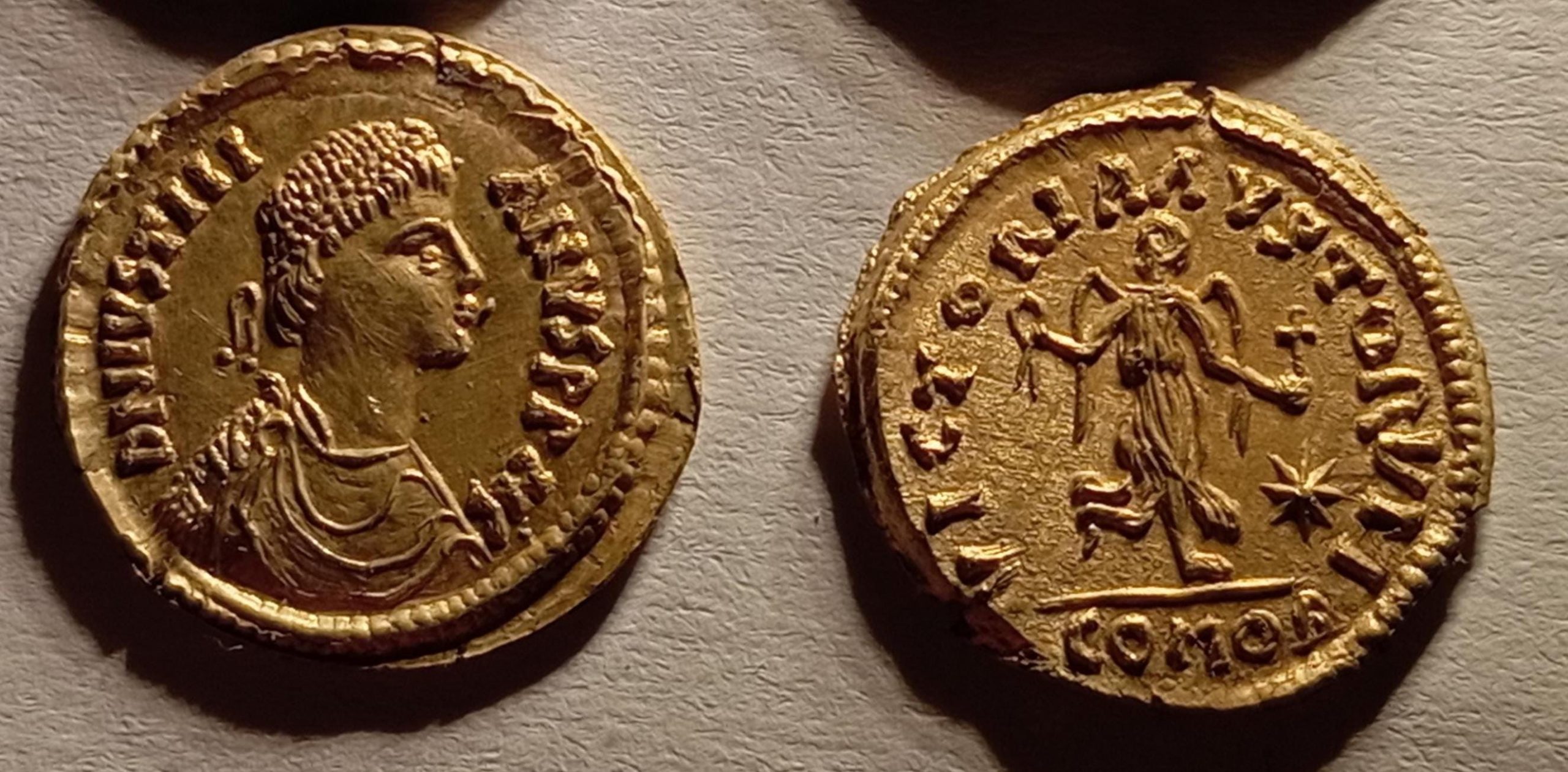 Reproduction Tremissis Vitigès 536–539 – au nom de Justinien Ier – monnaie byzantine en étain doré – gravée et frappée à la main