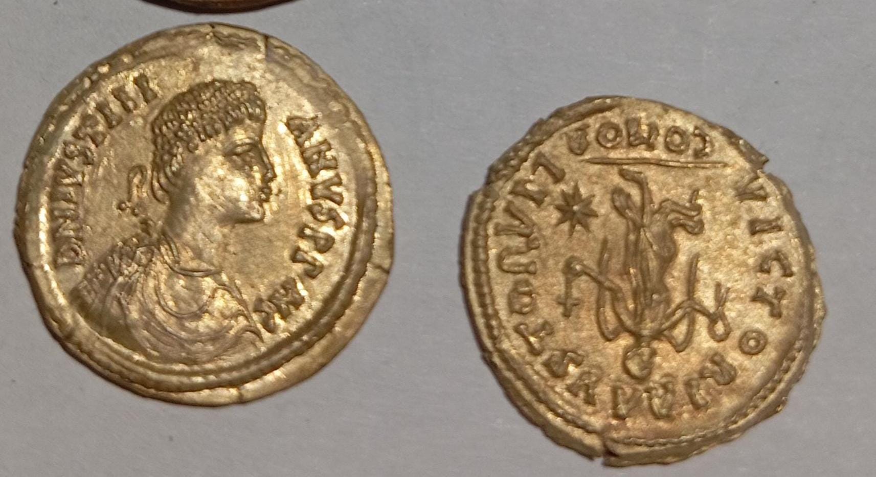 Reproduction Tremissis Vitigès 536–539 – au nom de Justinien Ier – monnaie byzantine en étain doré – gravée et frappée à la main – Image 3