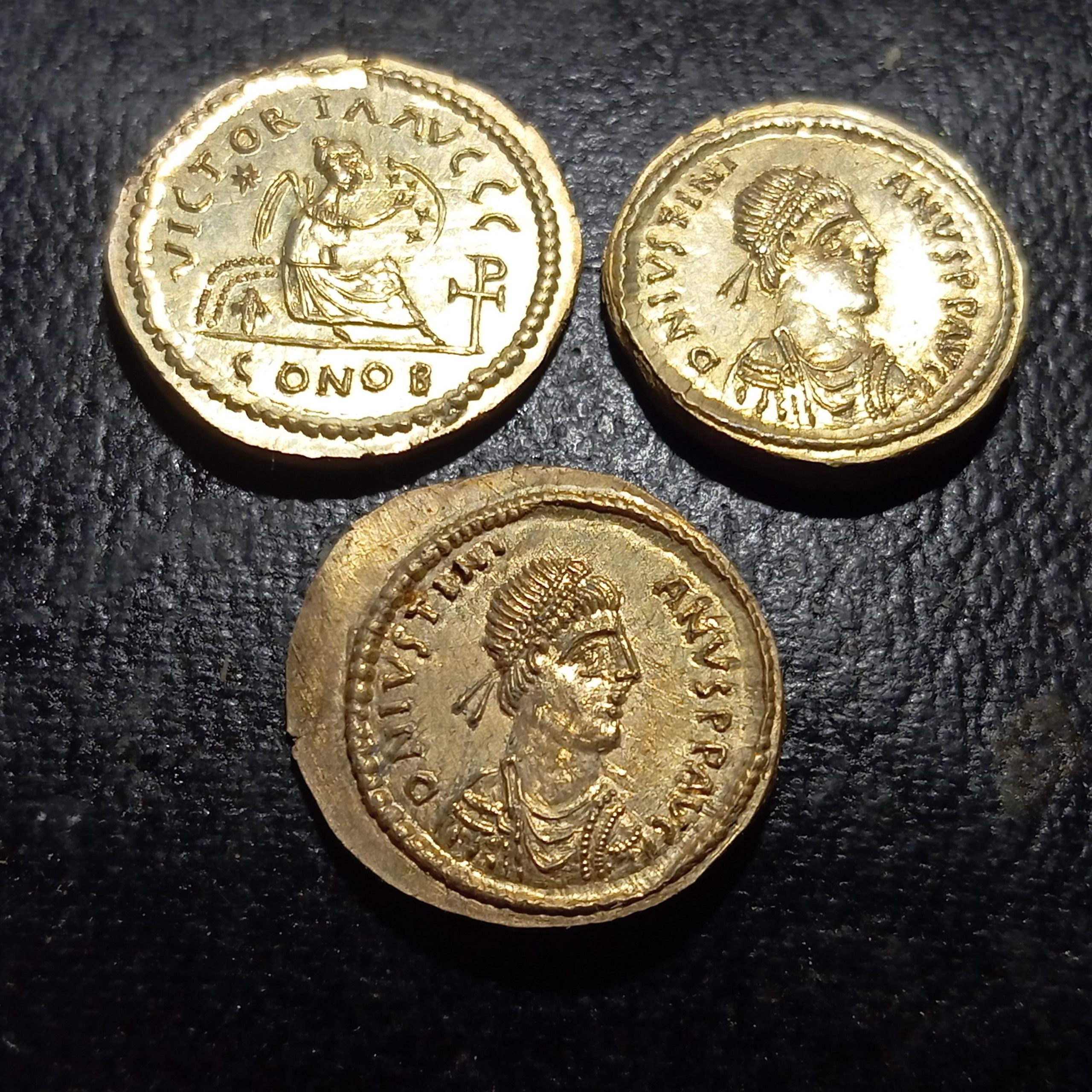 Reproduction Semissis de Justinien Ier monnaie byzantine 527-552 étain doré gravée et frappée à la main – fabrication artisanale française – Image 4