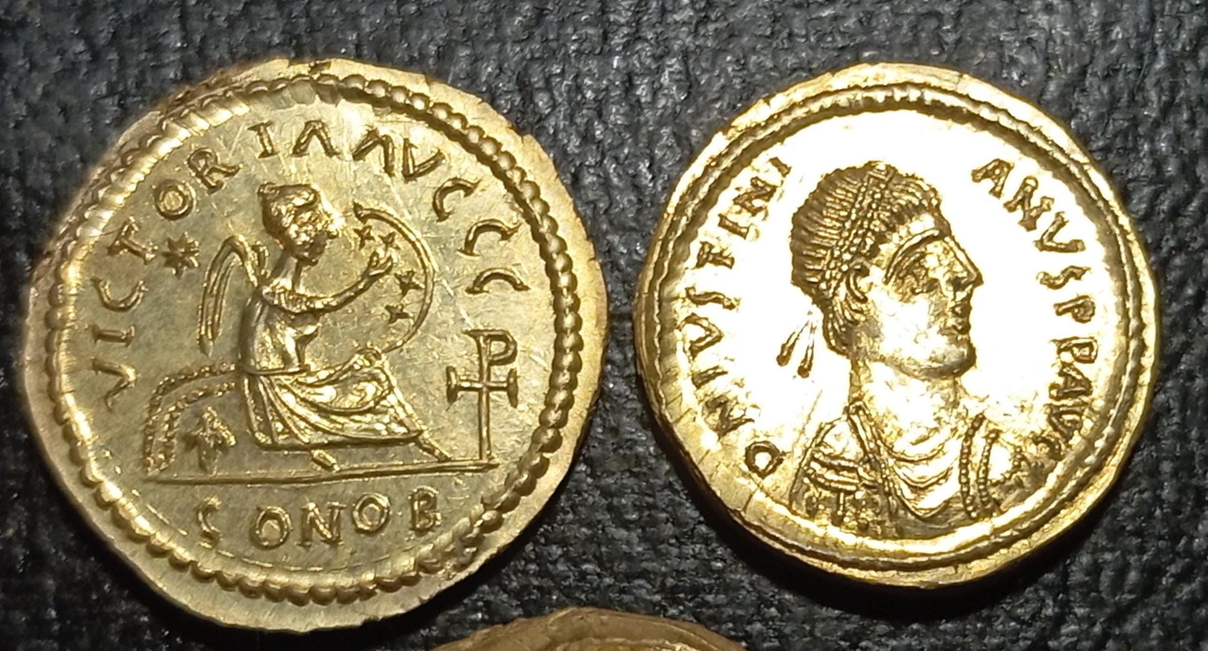 Reproduction Semissis de Justinien Ier monnaie byzantine 527-552 étain doré gravée et frappée à la main – fabrication artisanale française