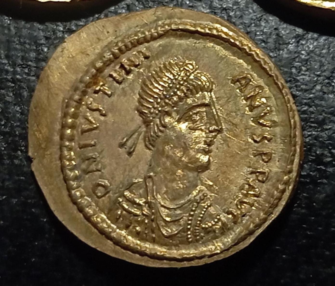 Reproduction Semissis de Justinien Ier monnaie byzantine 527-552 étain doré gravée et frappée à la main – fabrication artisanale française – Image 3