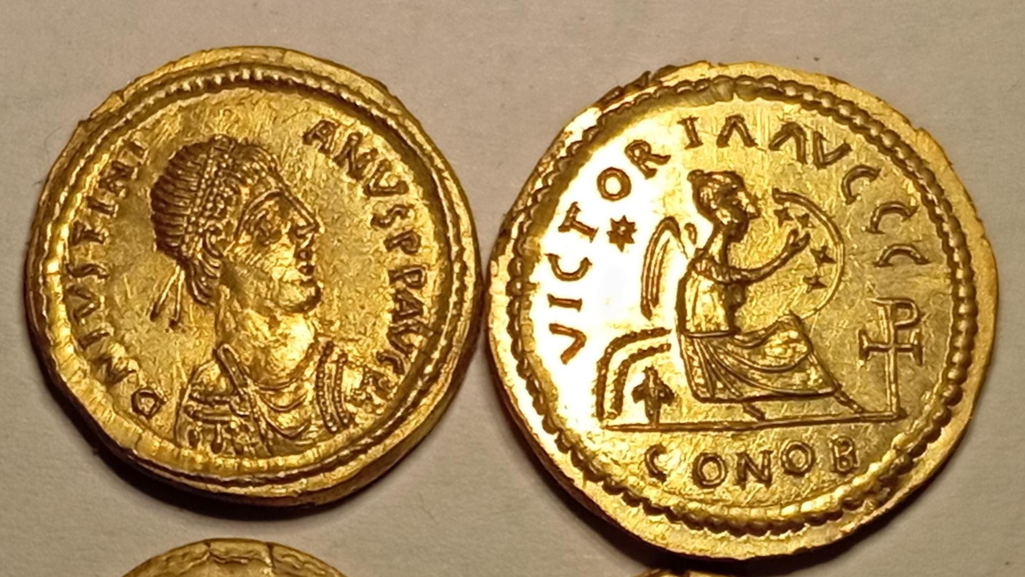 Reproduction Semissis de Justinien Ier monnaie byzantine 527-552 étain doré gravée et frappée à la main – fabrication artisanale française – Image 2