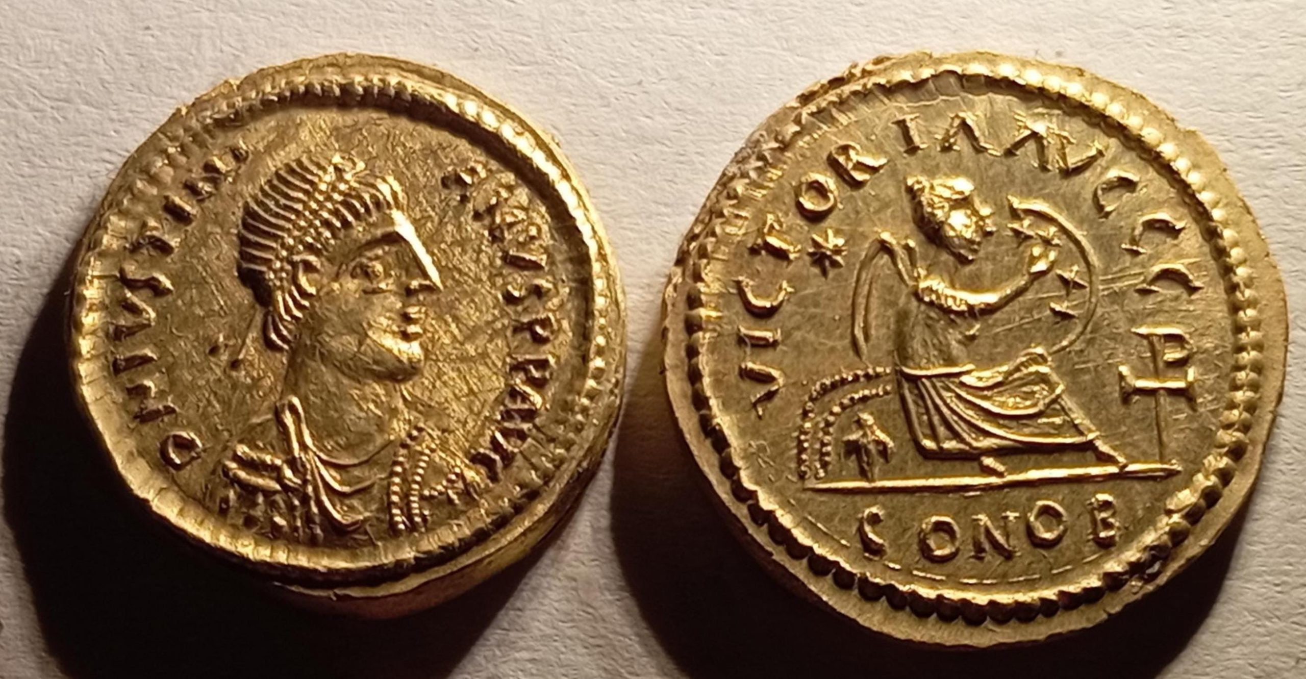 Reproduction Semissis de Justinien Ier monnaie byzantine 527-552 étain doré gravée et frappée à la main – fabrication artisanale française – Image 8