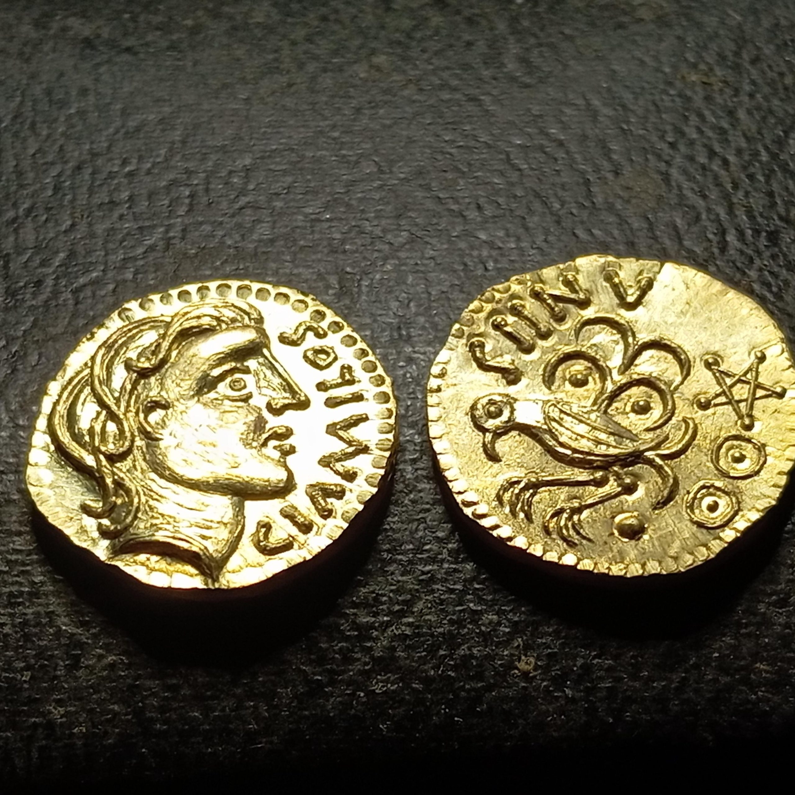 Reproduction monnaie gauloise – Senons GIAMILOS à l’oiseau – Bronze antique IIe-Ier s. av. J.-C. – Gravée main – Étamé doré – Made in France – Image 5