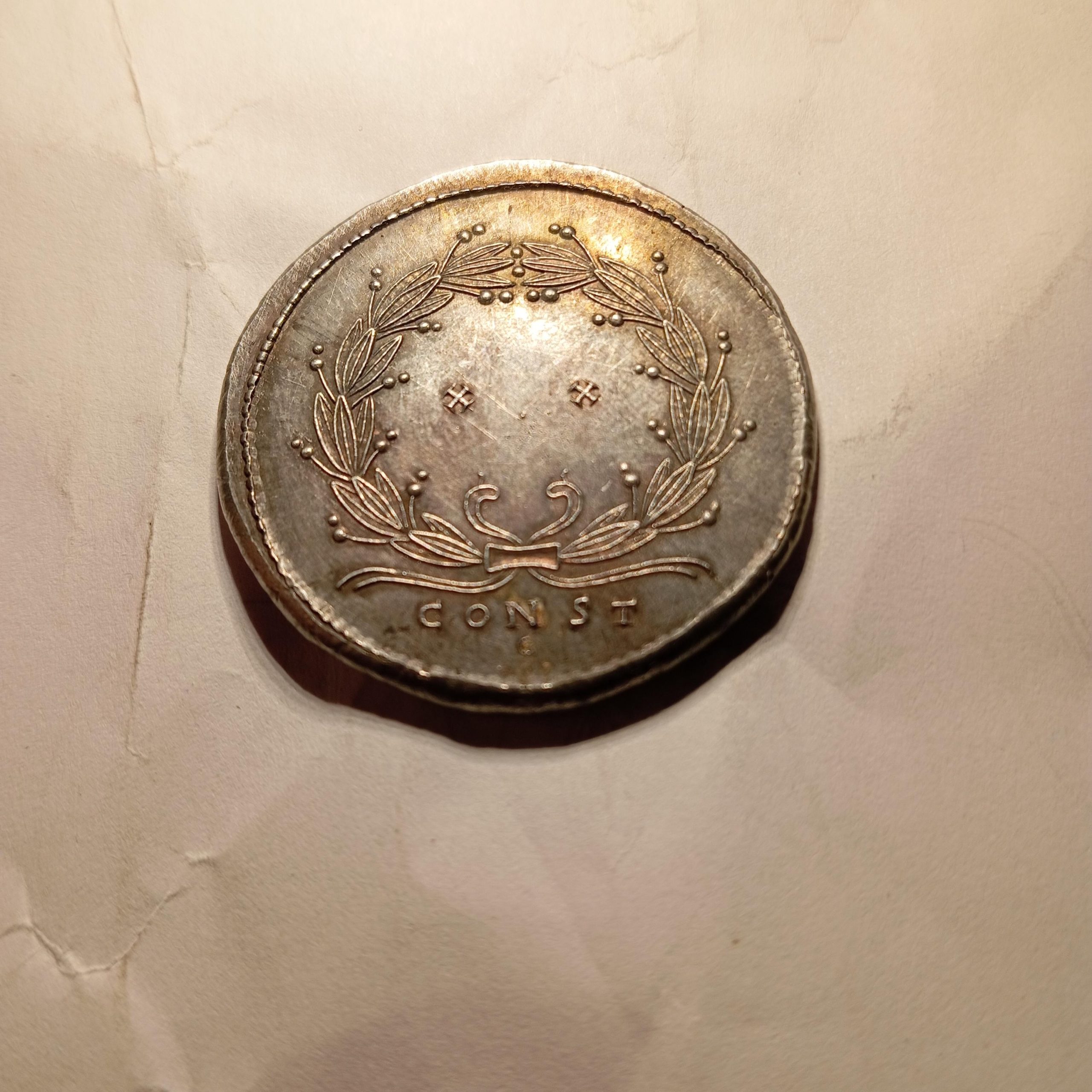 Médaillon de Constantin II à la couronne XX – Reproduction romaine artisanale en étain plaqué argent – Gravée et frappée à la main – Image 2