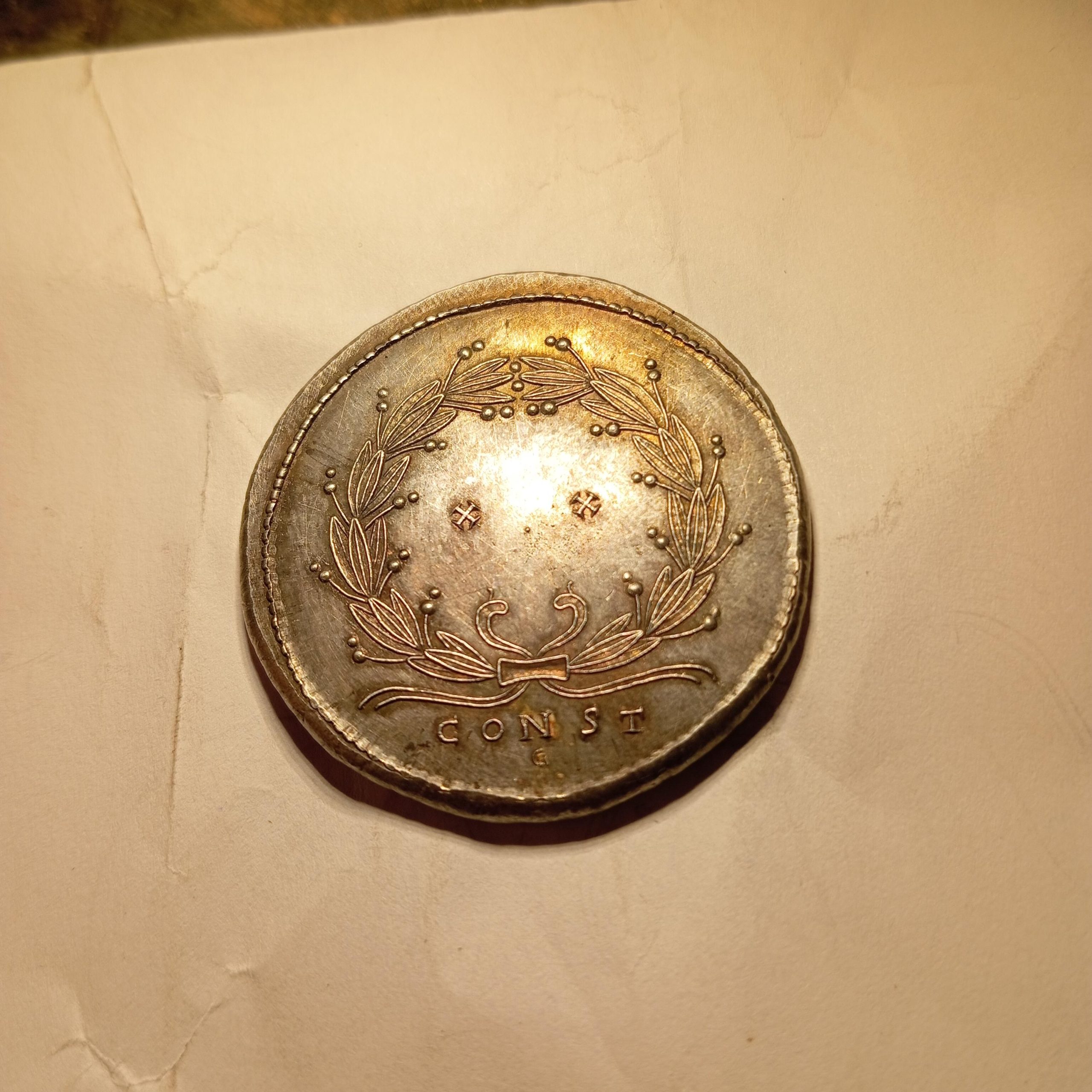 Médaillon de Constantin II à la couronne XX – Reproduction romaine artisanale en étain plaqué argent – Gravée et frappée à la main – Image 3