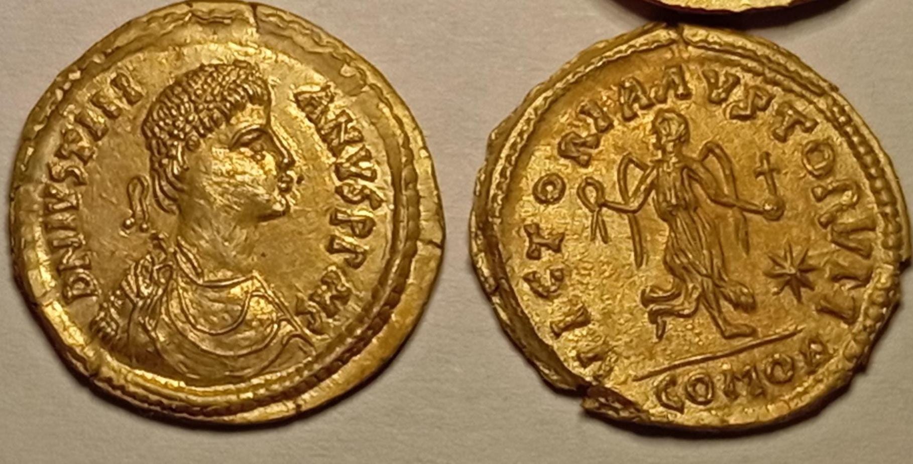 Reproduction Tremissis Vitigès 536–539 – au nom de Justinien Ier – monnaie byzantine en étain doré – gravée et frappée à la main – Image 4