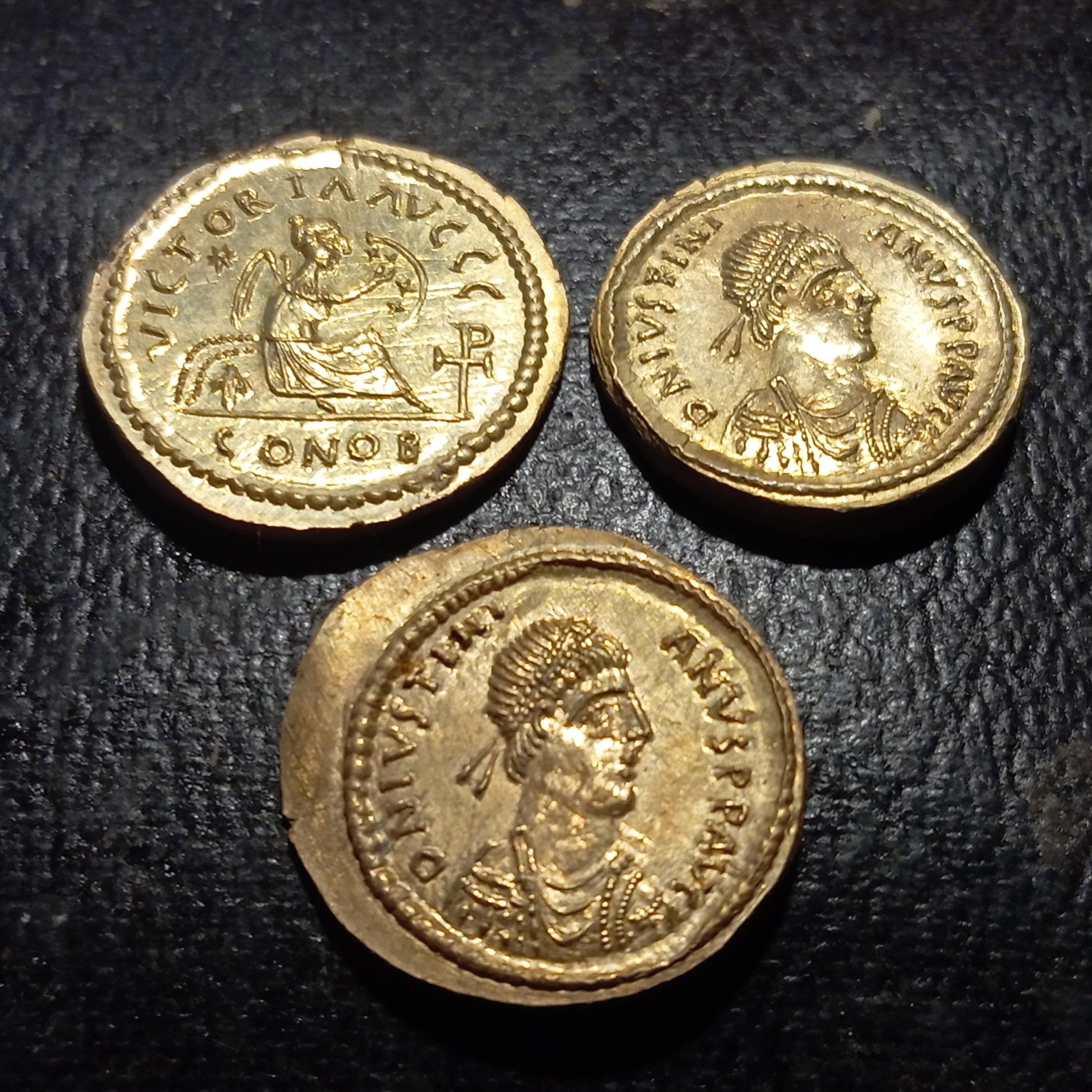 Reproduction Semissis de Justinien Ier monnaie byzantine 527-552 étain doré gravée et frappée à la main – fabrication artisanale française – Image 5