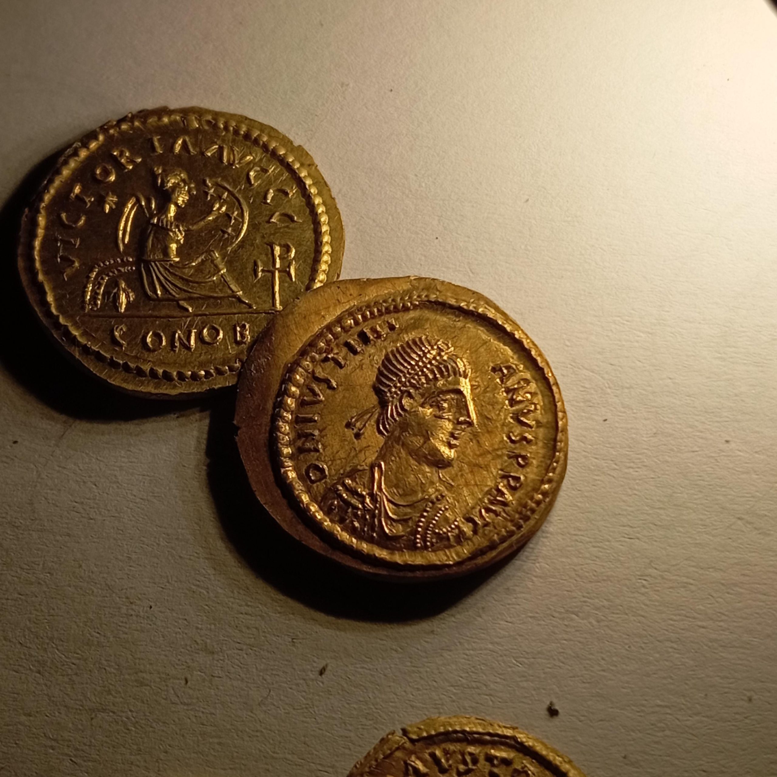 Reproduction Semissis de Justinien Ier monnaie byzantine 527-552 étain doré gravée et frappée à la main – fabrication artisanale française – Image 9