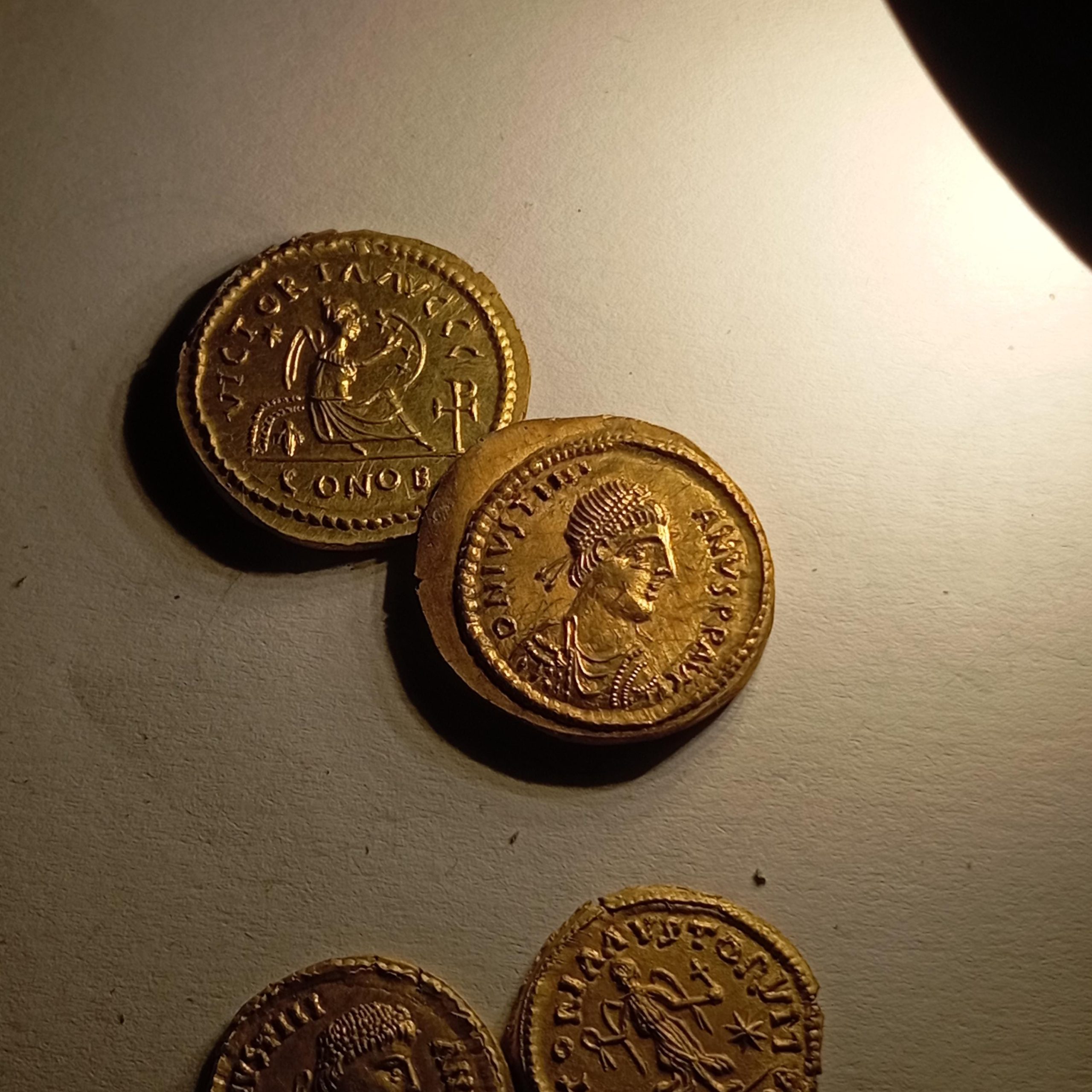Reproduction Semissis de Justinien Ier monnaie byzantine 527-552 étain doré gravée et frappée à la main – fabrication artisanale française – Image 10