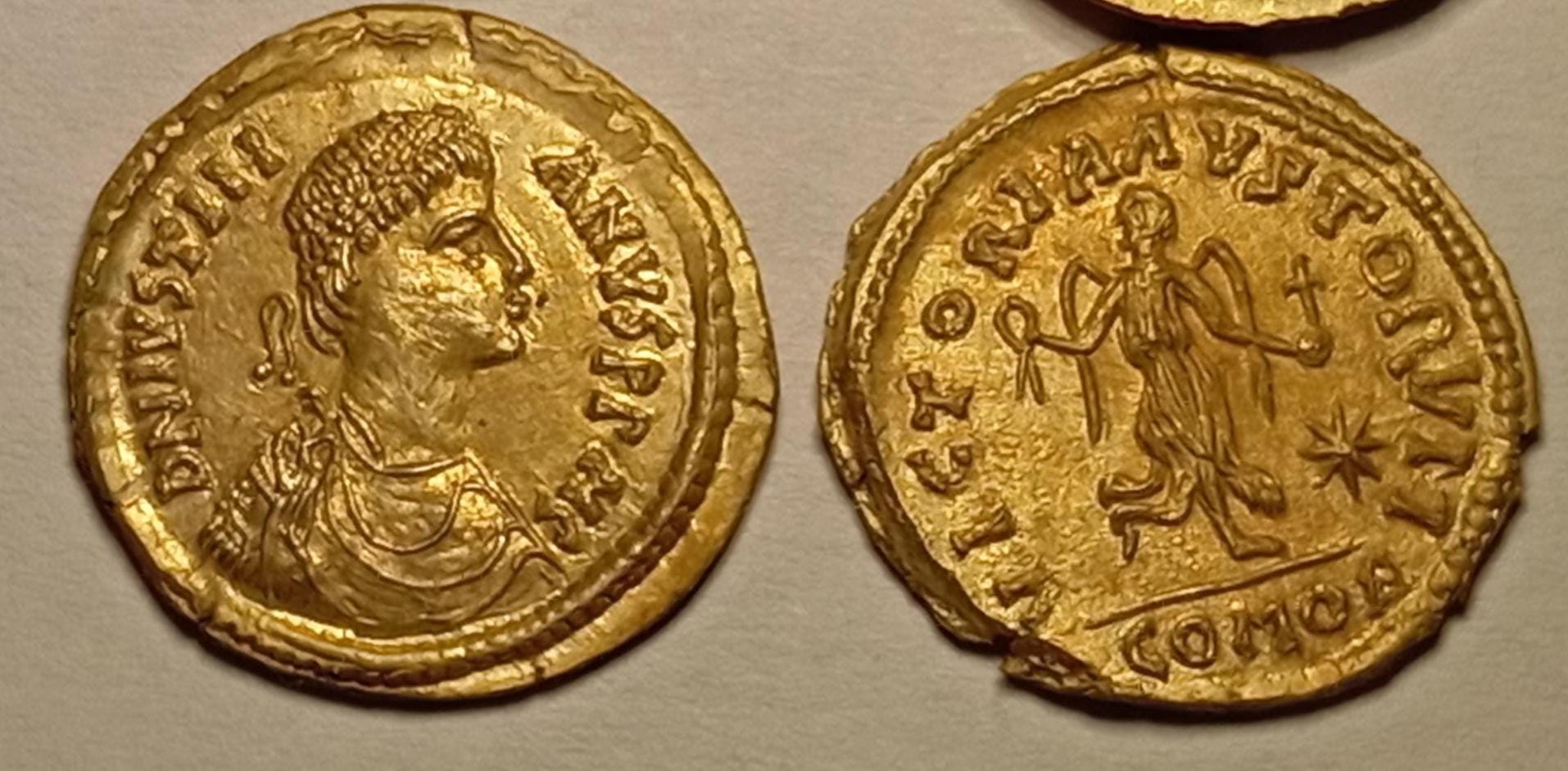 Reproduction Semissis de Justinien Ier monnaie byzantine 527-552 étain doré gravée et frappée à la main – fabrication artisanale française – Image 6