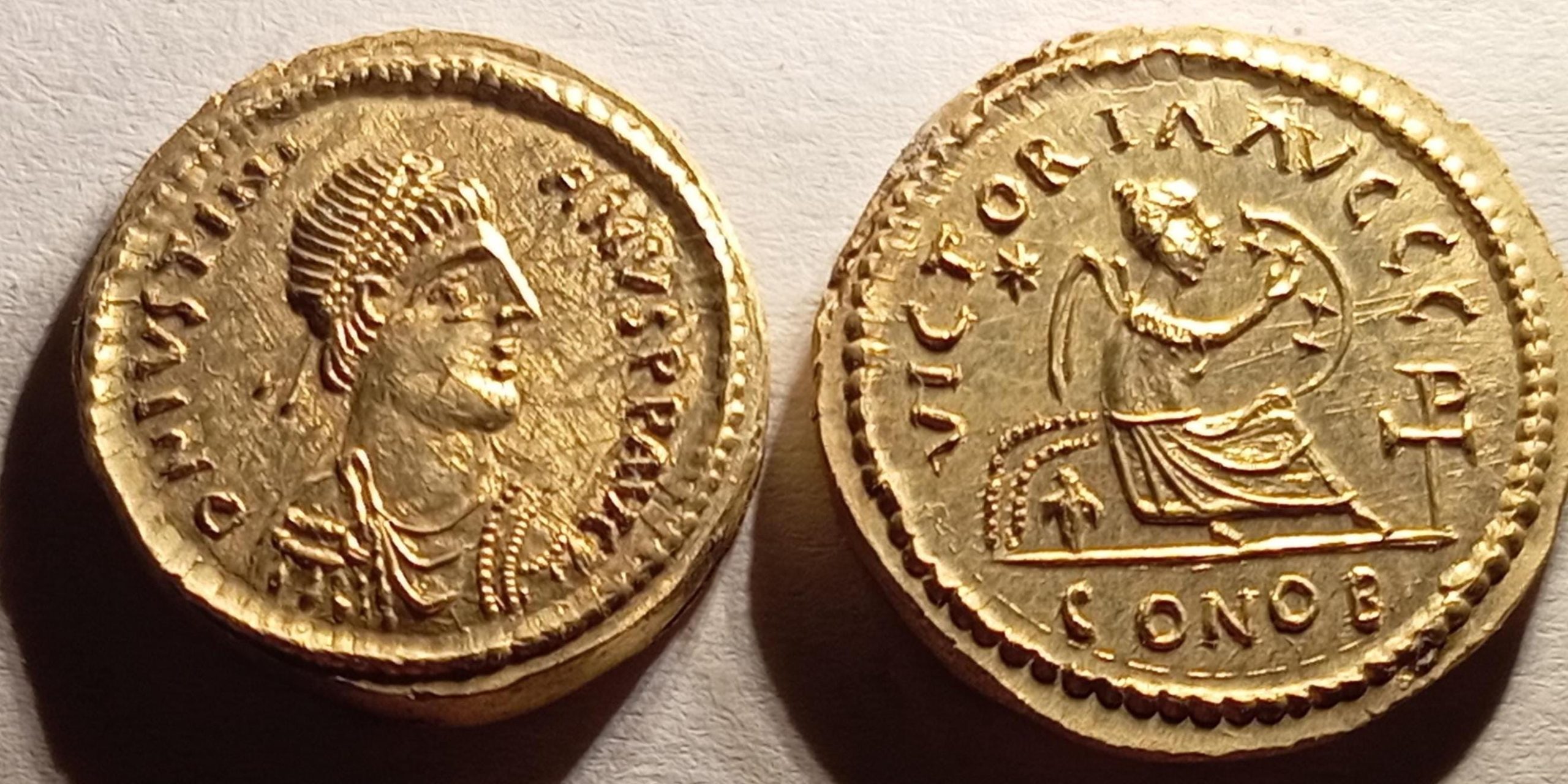 Reproduction Semissis de Justinien Ier monnaie byzantine 527-552 étain doré gravée et frappée à la main – fabrication artisanale française – Image 7