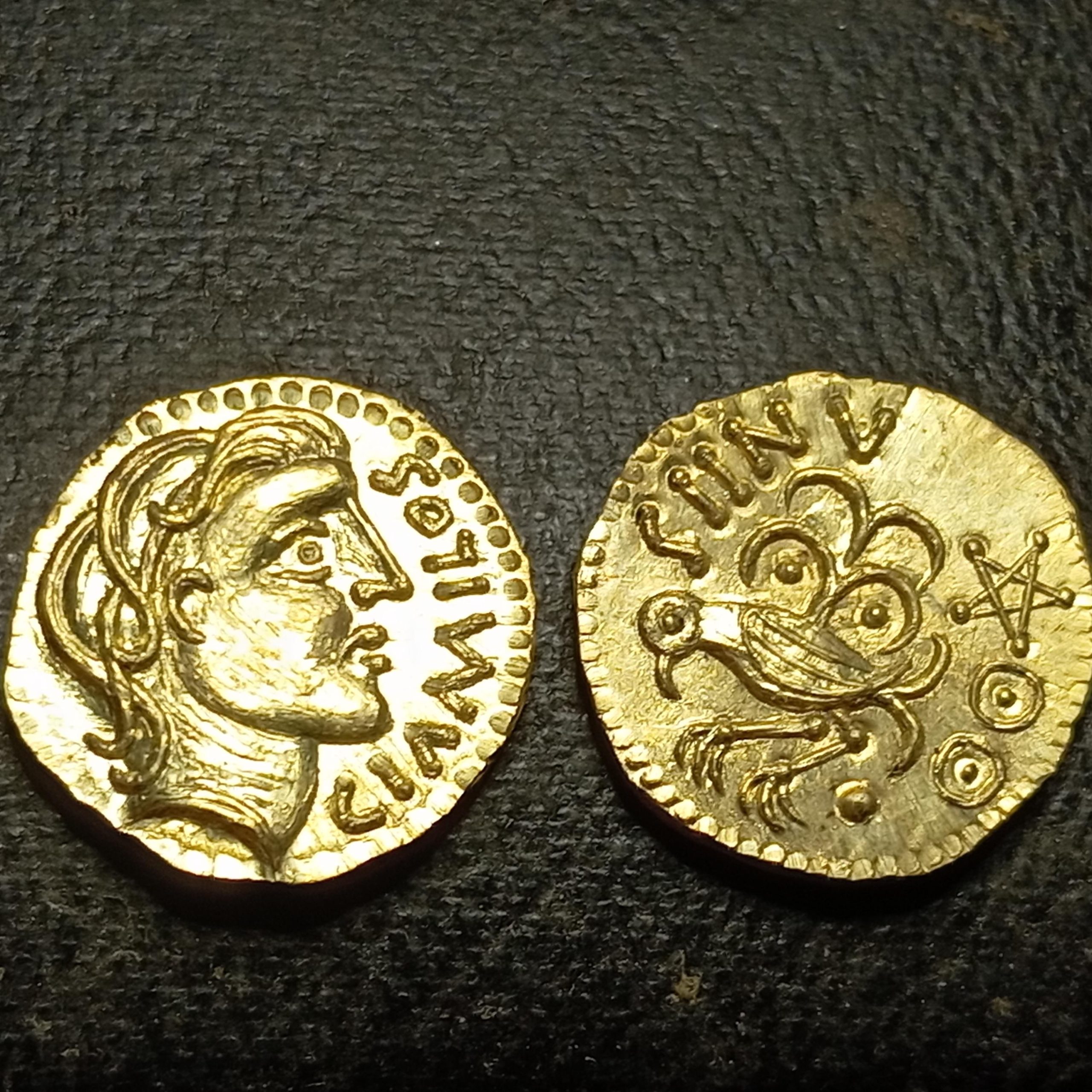 Reproduction monnaie gauloise – Senons GIAMILOS à l’oiseau – Bronze antique IIe-Ier s. av. J.-C. – Gravée main – Étamé doré – Made in France – Image 2
