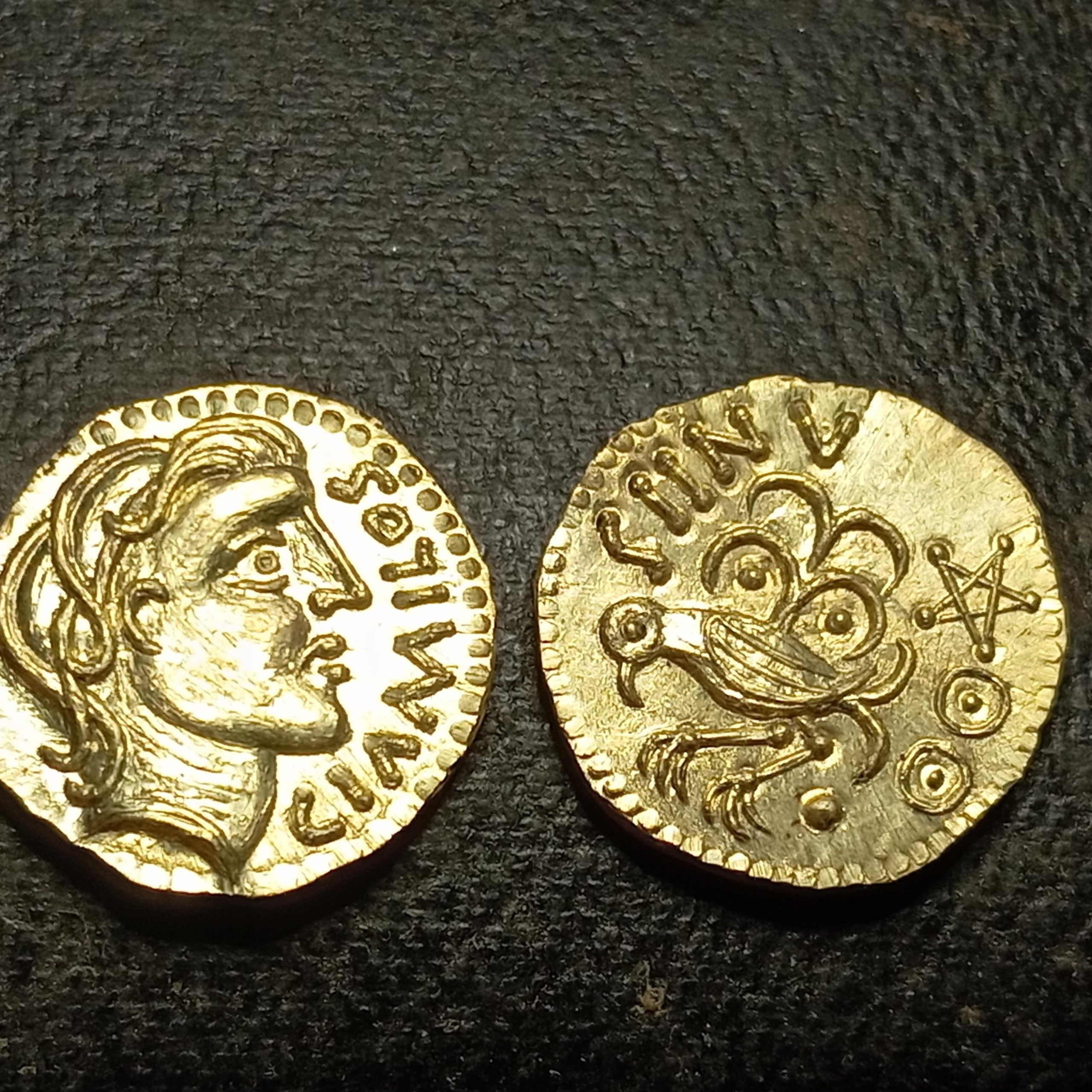 Reproduction monnaie gauloise – Senons GIAMILOS à l’oiseau – Bronze antique IIe-Ier s. av. J.-C. – Gravée main – Étamé doré – Made in France – Image 3