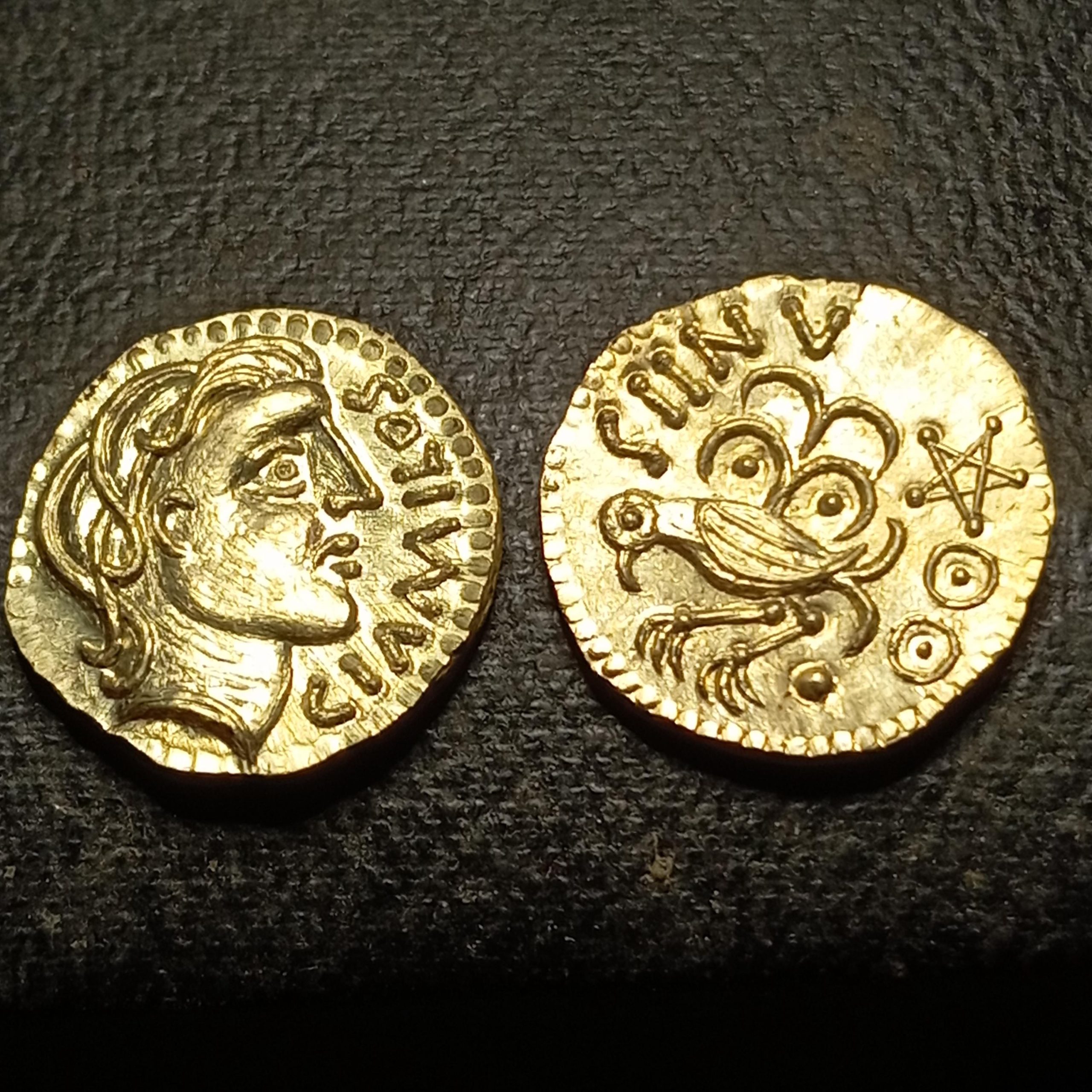 Reproduction monnaie gauloise – Senons GIAMILOS à l’oiseau – Bronze antique IIe-Ier s. av. J.-C. – Gravée main – Étamé doré – Made in France – Image 6